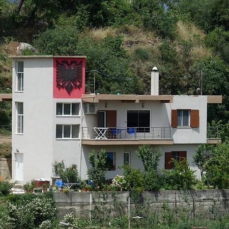 Eagle House Villa Permet Luaran gambar